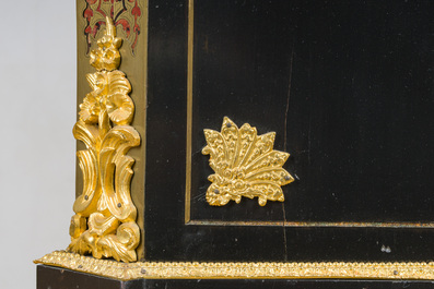 Een Franse Napoleon III-stijl ge&euml;boniseerd houten &eacute;&eacute;ndeursvitrine met verguld bronzen monturen en inlegwerk in koper en schildpad, 19de/20ste eeuw