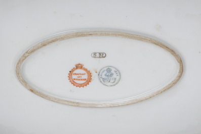 Plat ovale en S&egrave;vres 'Rose Pompadour' &agrave; d&eacute;cor d'une sc&egrave;ne anim&eacute;e sign&eacute; Corbiers, Ch&acirc;teau des Tuileries, France, 19&egrave;me si&egrave;cle