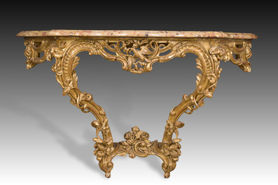 Paire de consoles en bois finement sculpt&eacute; et dor&eacute; aux dessus en marbre, France, 18&egrave;me si&egrave;cle