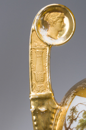 Paire de beaux vases Empire en porcelaine de Paris dor&eacute;e et polychrome &agrave; d&eacute;cor de paysages anim&eacute;s, France, premi&egrave;re moiti&eacute; du 19&egrave;me si&egrave;cle