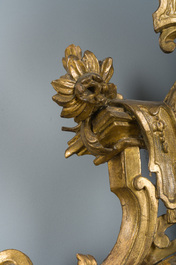 Paire d'impressionnants miroirs v&eacute;nitiens en bois dor&eacute; surmont&eacute;s d'un mascaron et &agrave; trois lumi&egrave;res, Italie, 18&egrave;me si&egrave;cle