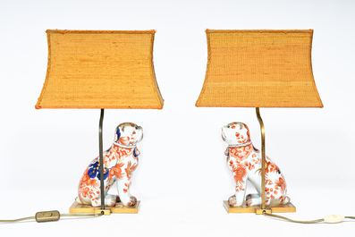 Paire de lampes de table avec un chien assis en porcelaine de style Imari, soi-disant lampes de type 'Carlin', 20&egrave;me si&egrave;cle