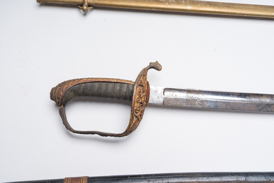 Trois sabres militaires divers, e.a. un espagnol de Tol&egrave;de et un allemand de la Seconde Guerre mondiale avec svastika, 19&egrave;me/20&egrave;me si&egrave;cle