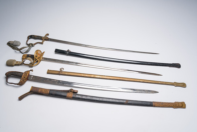 Trois sabres militaires divers, e.a. un espagnol de Tol&egrave;de et un allemand de la Seconde Guerre mondiale avec svastika, 19&egrave;me/20&egrave;me si&egrave;cle
