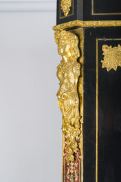 Een Franse Napoleon III-stijl ge&euml;boniseerd houten &eacute;&eacute;ndeursvitrine met verguld bronzen monturen en inlegwerk in koper en schildpad, 19de/20ste eeuw