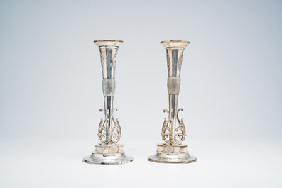 Paire de vases solifleurs en argent &agrave; d&eacute;cor en relief transform&eacute;s en bougeoirs, Allemagne, premi&egrave;re moiti&eacute; 19&egrave;me si&egrave;cle