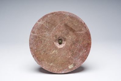 &Eacute;cole fran&ccedil;aise: Le r&eacute;mouleur, bronze argent&eacute; sur un imposant socle en marbre rouge, 19&egrave;me si&egrave;cle