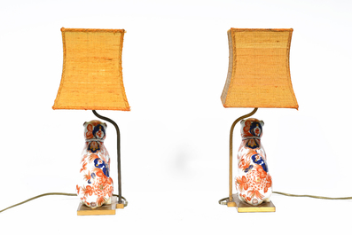 Paire de lampes de table avec un chien assis en porcelaine de style Imari, soi-disant lampes de type 'Carlin', 20&egrave;me si&egrave;cle