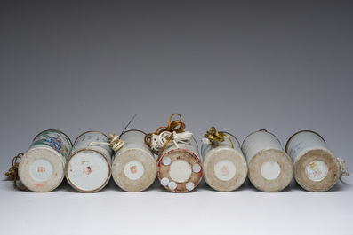 Dix-sept porte-chapeaux en porcelaine de Chine famille rose et qianjiang cai, dont quatorze mont&eacute;s en lampe, 19&egrave;me/20&egrave;me si&egrave;cle