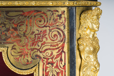 Een Franse Napoleon III-stijl ge&euml;boniseerd houten &eacute;&eacute;ndeursvitrine met verguld bronzen monturen en inlegwerk in koper en schildpad, 19de/20ste eeuw