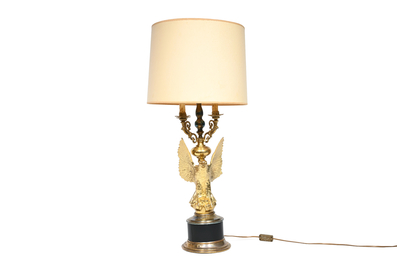 Lampe de style Hollywood Regency figurant un aigle dor&eacute;, Deknudt, Courtrai, troisi&egrave;me quart du 20&egrave;me si&egrave;cle