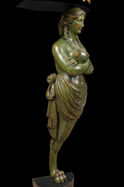 Paire de consoles d'angle &agrave; cariatides avec dessus en marbre et montures en bronze dor&eacute;, France, 19&egrave;me/20&egrave;me si&egrave;cle