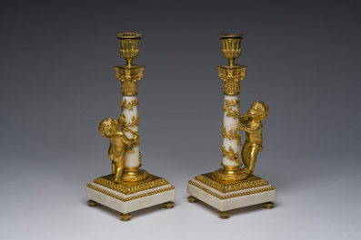 Paire de bougeoirs en bronze dor&eacute; et marbre blanc &agrave; d&eacute;cor de bacchantes, France, d&eacute;but du 19&egrave;me si&egrave;cle
