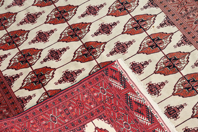 Quatre tapis orientaux diff&eacute;rents, laine sur coton, 20&egrave;me si&egrave;cle