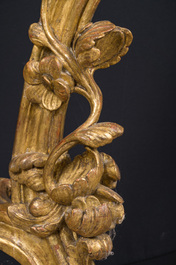 Paire de consoles en bois finement sculpt&eacute; et dor&eacute; aux dessus en marbre, France, 18&egrave;me si&egrave;cle