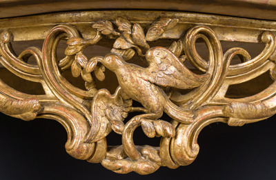 Paire de consoles en bois finement sculpt&eacute; et dor&eacute; aux dessus en marbre, France, 18&egrave;me si&egrave;cle
