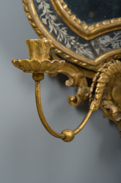 Paire d'impressionnants miroirs v&eacute;nitiens en bois dor&eacute; surmont&eacute;s d'un mascaron et &agrave; trois lumi&egrave;res, Italie, 18&egrave;me si&egrave;cle