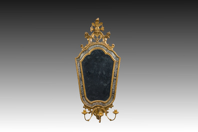 Paire d'impressionnants miroirs v&eacute;nitiens en bois dor&eacute; surmont&eacute;s d'un mascaron et &agrave; trois lumi&egrave;res, Italie, 18&egrave;me si&egrave;cle