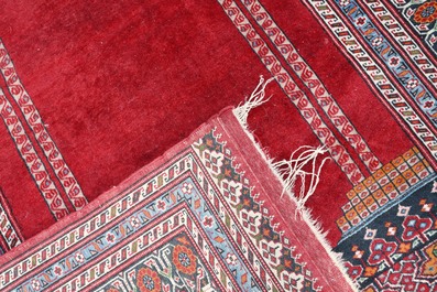 Trois tapis orientaux diff&eacute;rents &agrave; d&eacute;cor floral et d'int&eacute;rieur d'une mosqu&eacute;e, laine et coton, 20&egrave;me si&egrave;cle