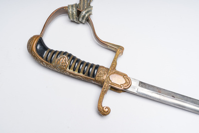 Trois sabres militaires divers, e.a. un espagnol de Tol&egrave;de et un allemand de la Seconde Guerre mondiale avec svastika, 19&egrave;me/20&egrave;me si&egrave;cle