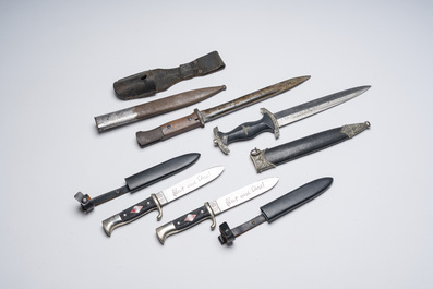 Quatre poignards allemands assortis avec des symboles nazis, dont un SS-Ehrendolch, 20&egrave;me si&egrave;cle