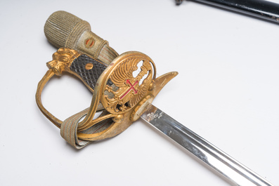 Trois sabres militaires divers, e.a. un espagnol de Tol&egrave;de et un allemand de la Seconde Guerre mondiale avec svastika, 19&egrave;me/20&egrave;me si&egrave;cle