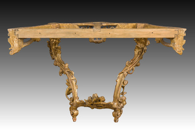 Paire de consoles en bois finement sculpt&eacute; et dor&eacute; aux dessus en marbre, France, 18&egrave;me si&egrave;cle