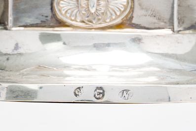 Paire de vases solifleurs en argent &agrave; d&eacute;cor en relief transform&eacute;s en bougeoirs, Allemagne, premi&egrave;re moiti&eacute; 19&egrave;me si&egrave;cle