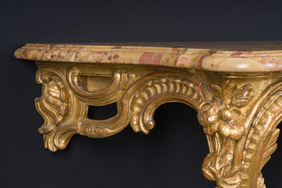 Paire de consoles en bois finement sculpt&eacute; et dor&eacute; aux dessus en marbre, France, 18&egrave;me si&egrave;cle