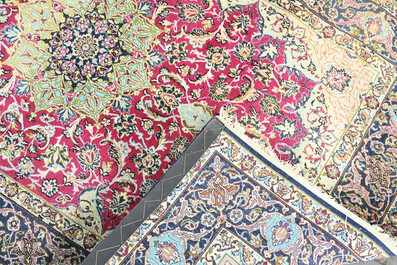 Trois tapis orientaux diff&eacute;rents &agrave; d&eacute;cor floral et d'int&eacute;rieur d'une mosqu&eacute;e, laine et coton, 20&egrave;me si&egrave;cle