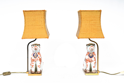 Paire de lampes de table avec un chien assis en porcelaine de style Imari, soi-disant lampes de type 'Carlin', 20&egrave;me si&egrave;cle