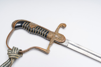 Trois sabres militaires divers, e.a. un espagnol de Tol&egrave;de et un allemand de la Seconde Guerre mondiale avec svastika, 19&egrave;me/20&egrave;me si&egrave;cle