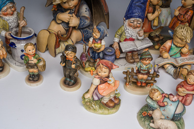 Grande collection vari&eacute;e de figures et de groupes de type Hummel en biscuit d&eacute;cor&eacute; polychrome, Goebel, Allemagne, 20&egrave;me si&egrave;cle