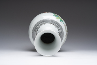 Vase de forme bouteille en porcelaine de Chine famille rose &agrave; d&eacute;cor de dames sur une terrasse, marque de Qianlong, R&eacute;publique, 20&egrave;me si&egrave;cle