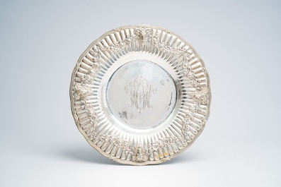 Terrine couverte sur pr&eacute;sentoir en argent &agrave; d&eacute;cor de t&ecirc;tes de b&eacute;lier et de guirlandes de fleurs, France, dernier quart 18&egrave;me si&egrave;cle