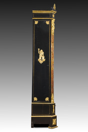 Een Franse Napoleon III-stijl ge&euml;boniseerd houten &eacute;&eacute;ndeursvitrine met verguld bronzen monturen en inlegwerk in koper en schildpad, 19de/20ste eeuw