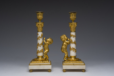 Paire de bougeoirs en bronze dor&eacute; et marbre blanc &agrave; d&eacute;cor de bacchantes, France, d&eacute;but du 19&egrave;me si&egrave;cle