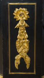 Een Franse Napoleon III-stijl ge&euml;boniseerd houten &eacute;&eacute;ndeursvitrine met verguld bronzen monturen en inlegwerk in koper en schildpad, 19de/20ste eeuw