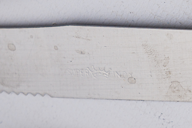 M&eacute;nag&egrave;re de 50 pi&egrave;ces en m&eacute;tal argent&eacute; dans la cassette d'origine, poin&ccedil;on de ma&icirc;tre A.P., 20&egrave;me si&egrave;cle