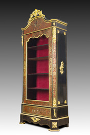 Een Franse Napoleon III-stijl ge&euml;boniseerd houten &eacute;&eacute;ndeursvitrine met verguld bronzen monturen en inlegwerk in koper en schildpad, 19de/20ste eeuw