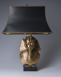 Lampe de table Hollywood Regency de type 'Pharaon' en cuivre dor&eacute;, Deknudt, Courtrai, et quatre ananas de style Hollywood Regency, 20&egrave;me si&egrave;cle