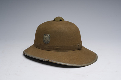 Deux affiches sur la campagne militaire en Abyssinie et un chapeau tropical allemand avec des symboles nazis, 20&egrave;me si&egrave;cle