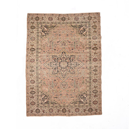 Tapis oriental de type Tabriz &agrave; d&eacute;cor floral, laine sur coton, 20&egrave;me si&egrave;cle