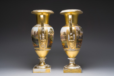 Paire de beaux vases Empire en porcelaine de Paris dor&eacute;e et polychrome &agrave; d&eacute;cor de paysages anim&eacute;s, France, premi&egrave;re moiti&eacute; du 19&egrave;me si&egrave;cle