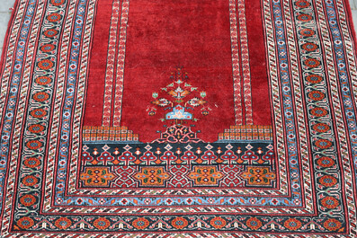 Trois tapis orientaux diff&eacute;rents &agrave; d&eacute;cor floral et d'int&eacute;rieur d'une mosqu&eacute;e, laine et coton, 20&egrave;me si&egrave;cle