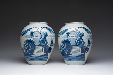 Paire de pots &agrave; tabac en fa&iuml;ence de Delft bleu et blanc &agrave; d&eacute;cor d'Indiens aux couvercles en laiton, 18&egrave;me si&egrave;cle