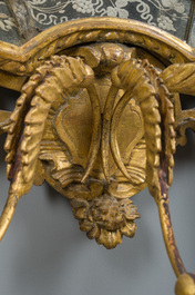 Paire d'impressionnants miroirs v&eacute;nitiens en bois dor&eacute; surmont&eacute;s d'un mascaron et &agrave; trois lumi&egrave;res, Italie, 18&egrave;me si&egrave;cle