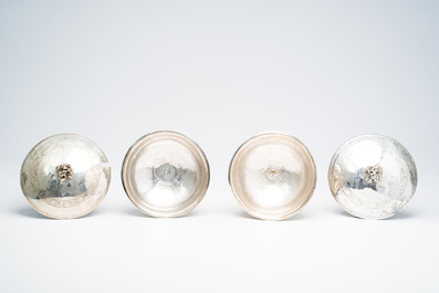 Paire de tazzas couvertes en argent &agrave; d&eacute;cor guilloch&eacute;, poin&ccedil;on de ma&icirc;tre Johan Edvard Milton, Boras, Su&egrave;de, dat&eacute; 1866 (M5)