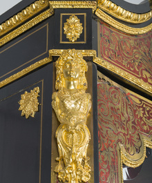 Een Franse Napoleon III-stijl ge&euml;boniseerd houten &eacute;&eacute;ndeursvitrine met verguld bronzen monturen en inlegwerk in koper en schildpad, 19de/20ste eeuw