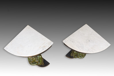 Paire de consoles d'angle &agrave; cariatides avec dessus en marbre et montures en bronze dor&eacute;, France, 19&egrave;me/20&egrave;me si&egrave;cle